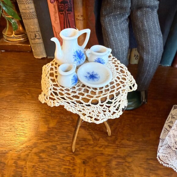 2000 Buyer's Choice Victorian Carolers - Picture 11 of 17